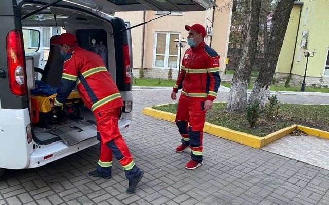 Безпечне транспортування лежачих хворих: як обрати надійну службу медичних перевезень