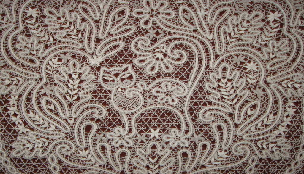Особенности кружева: как использовать эту ткань?