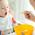 Как выбрать безопасную детскую посуду: на что обратить внимание родителям?