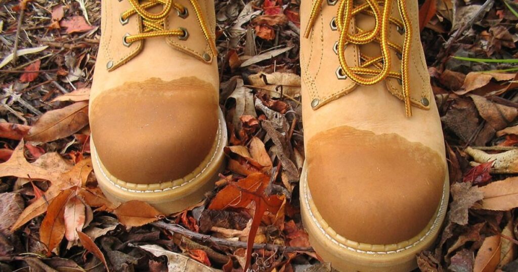 Чи моє взуття швидко промокає під час дощу чи снігу? Розбираємося в причинах та знаходимо рішення