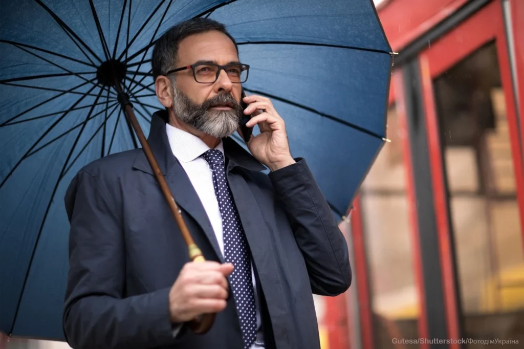 Чоловічий стиль: як обрати парасольку, що пасує до ділового костюма